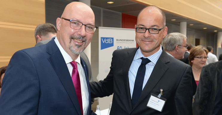 Dr. Alexander Schrader gratuliert Harald Bauer zum erneuten Vorsitz der VdB