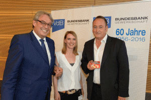 Rainer Gipkens mit Antje Bauer und dem Gewinner des Media Markt Gutscheins, Stefan Franke